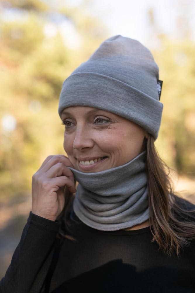 Mallin päällä PaaPiin harmaa merinovillainen pipo ja tuubihuivi