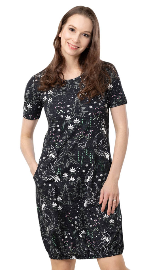 Versonpuodin lyhythihainen mekko tulikettu kuosilla.