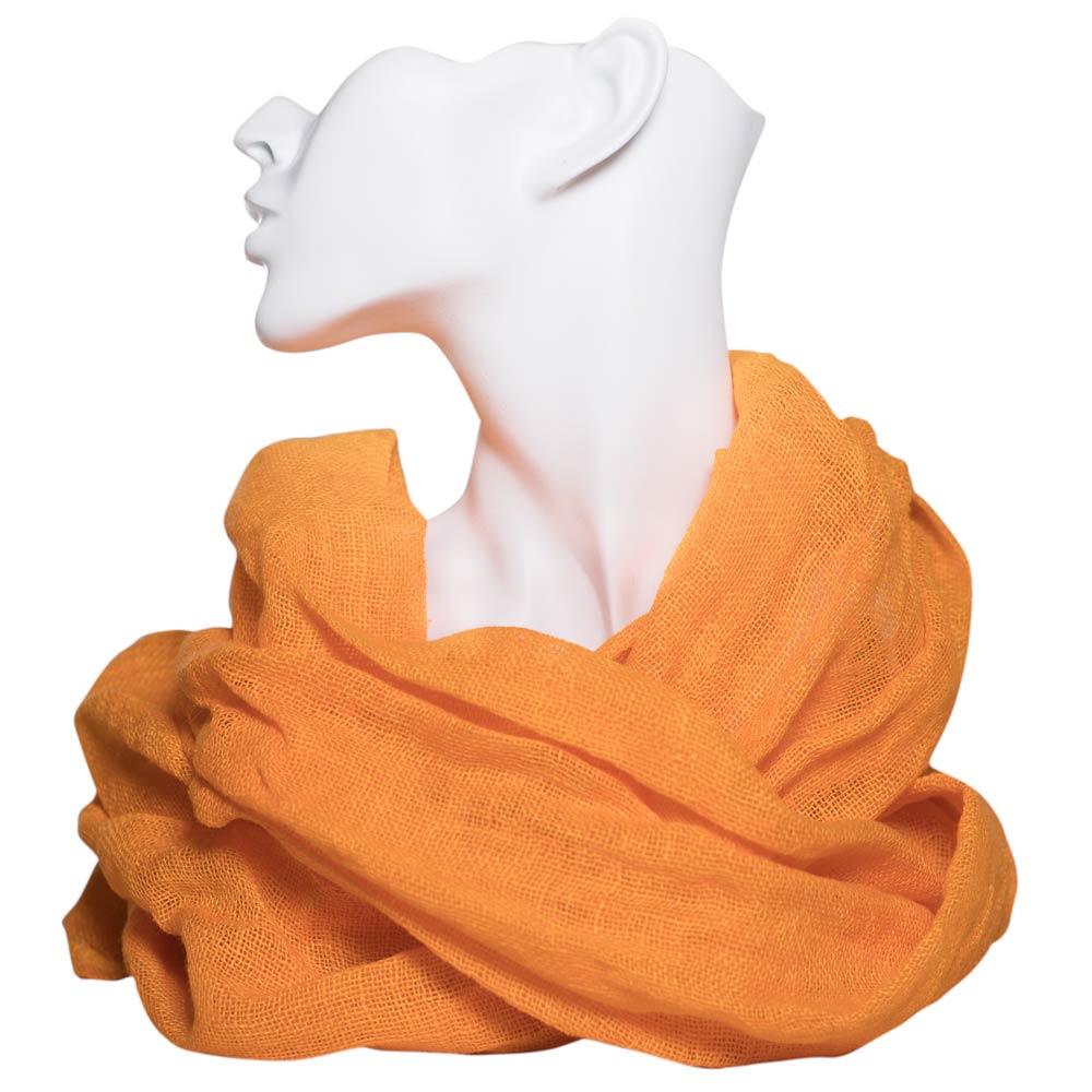 Helvie merkkinen keltainen pellavahuivi kietaistuna kaksin kerroin kaulalle.