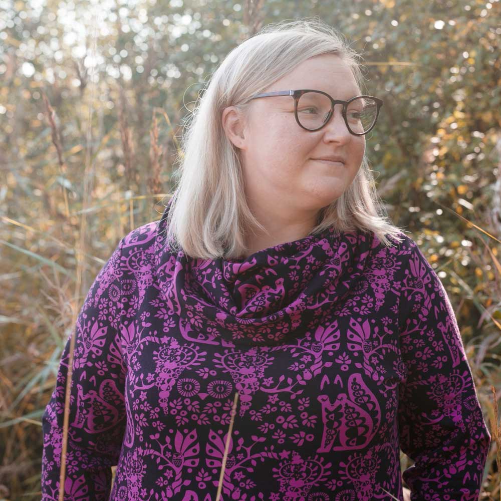 PaaPii Hallahuppari Mielikki violetti mallin päällä