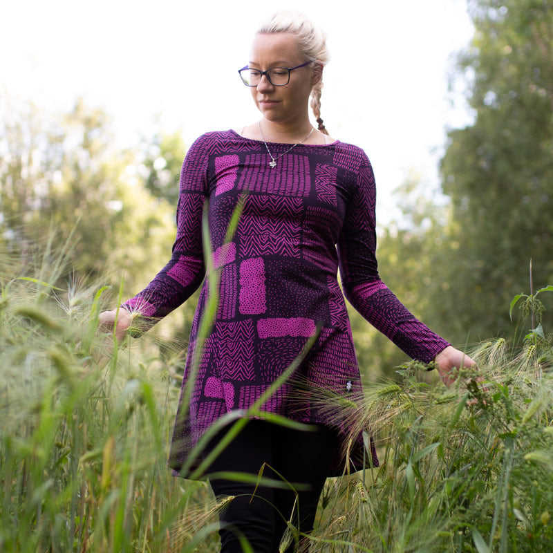 PaaPii Heija-tunika sarka violetti mallin päällä