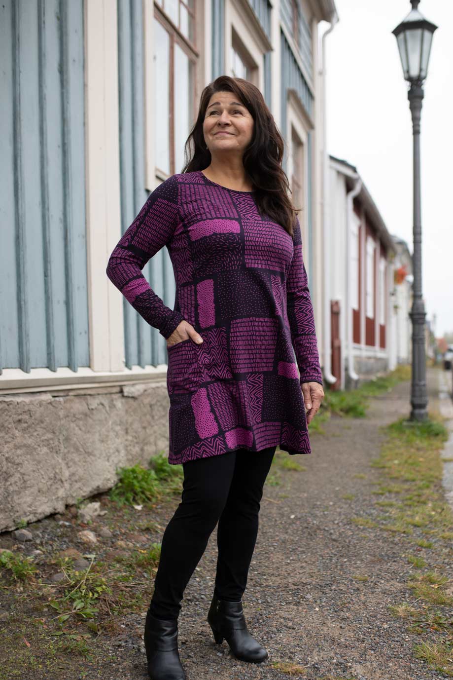 PaaPii Kanneltunika sarka violetti mallin päällä
