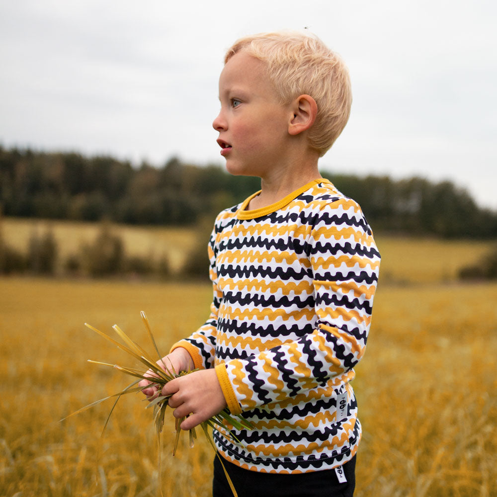 PaaPii Uljas-paita lapsille mallin päällä