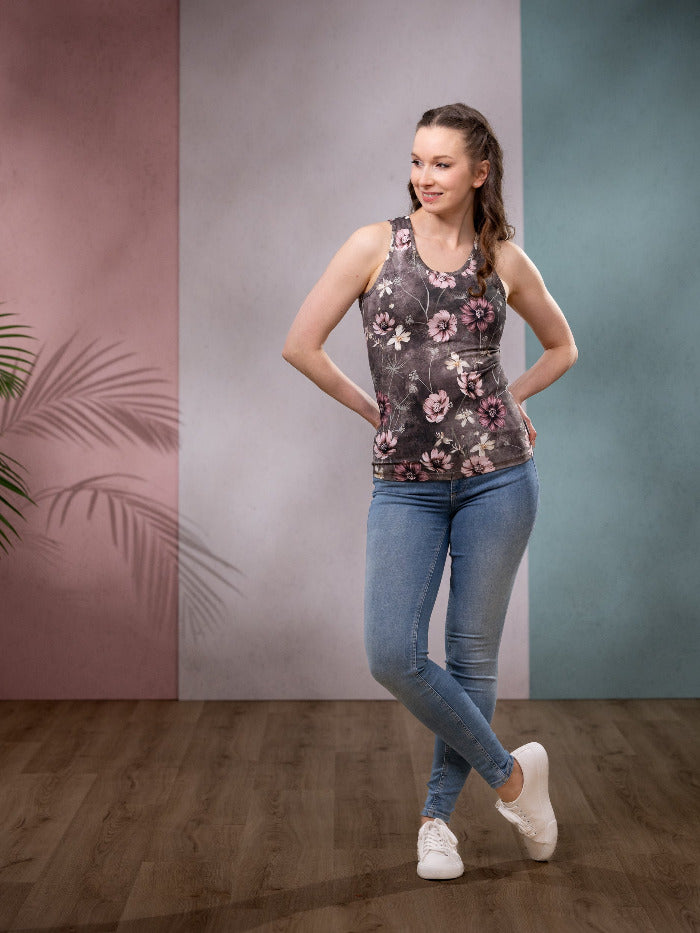 Versonpuoti ARMItoppi Suklaakosmos edestä